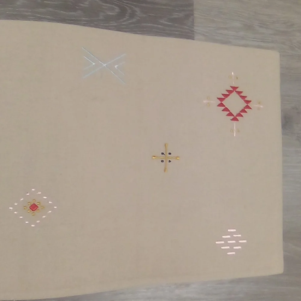Table Runner Embroidered Aztec Print - Picture 7 of 13